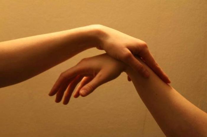 Test musculaire réalisé pendant une séance de kinésiologie